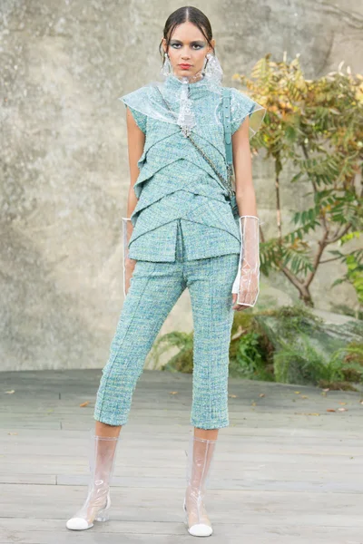 Look 10